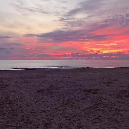 Spacieux Et Lumineux Secteur Petit Marche A 5 Min A Pied De La アパート