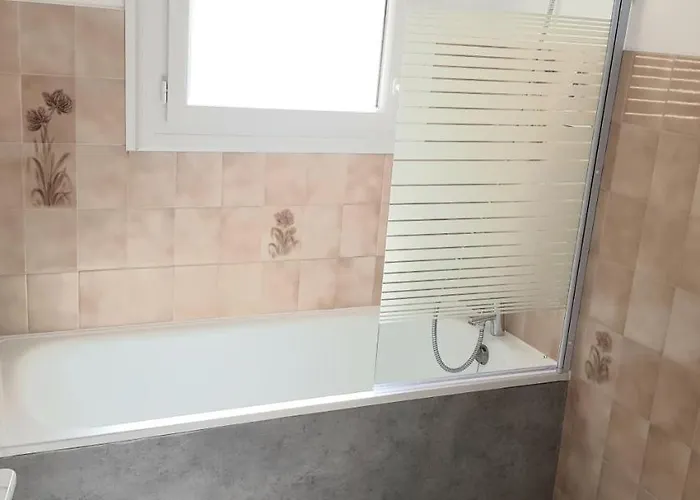 Spacieux Et Lumineux Secteur Petit Marché à 5 Min A Pied De La Apartamento *